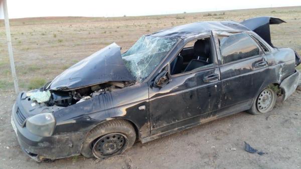 На Ставрополье «Приора» зацепила отбойник и перевернулась в кювет